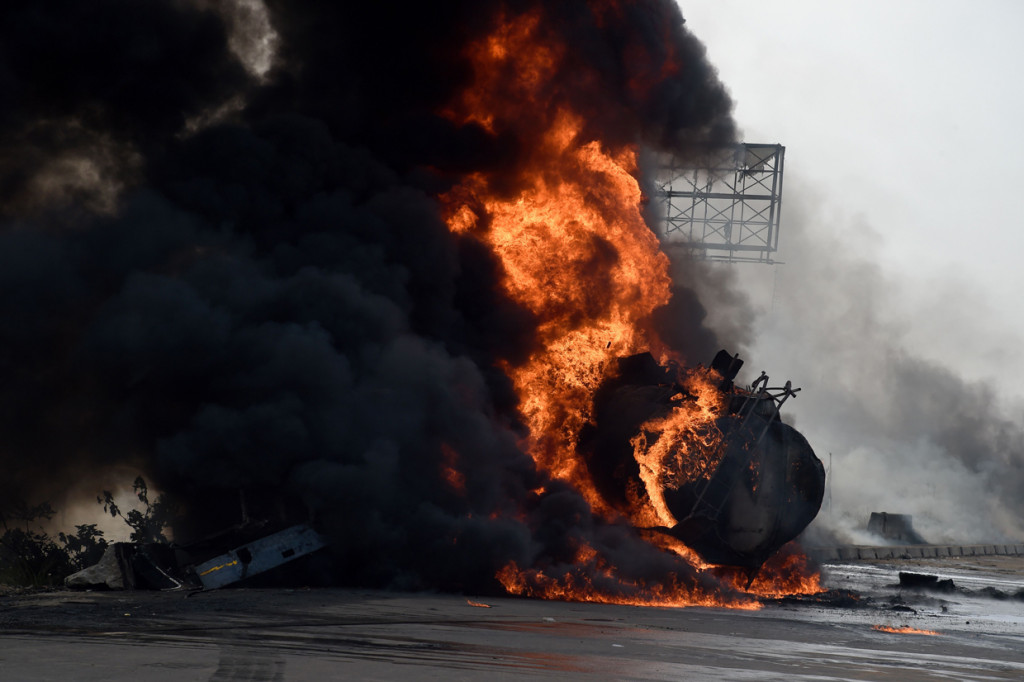 Kapal Tanker Pengangkut Bensin Terbakar di Nigeria