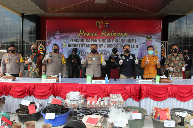 Jajaran Kepolisian Direktorat Reserse Kriminal Khusus (Ditreskrimsus) Polda Kalteng, Kamis, 3 Desember 2020, membongkar industri rumahan pengolahan zat kimia air raksa atau merkuri yang digunakan penambang emas ilegal sebagai pemisah emas dan pasir.