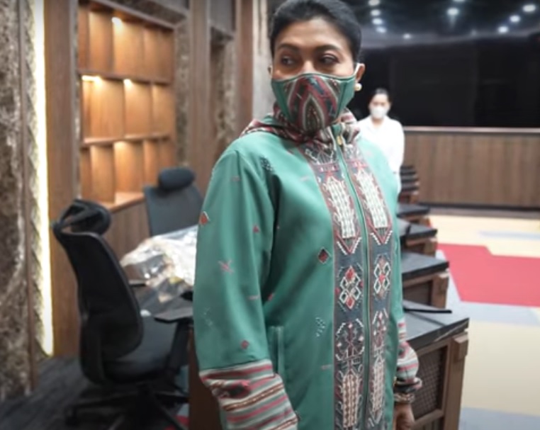 Ketua Umum Persit Kartika Chandra Kirana, Ibu Hetty Andika Perkasa menjajal jaket tenun khas NTT buatan desainer Ferry Sunarto (Foto: YouTube TNI AD)