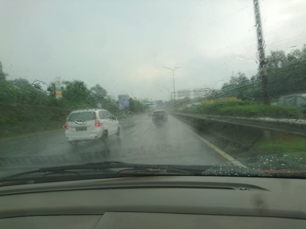 Kondisi jalan tol saat hujan. Medcom.id/Ekawan Raharja