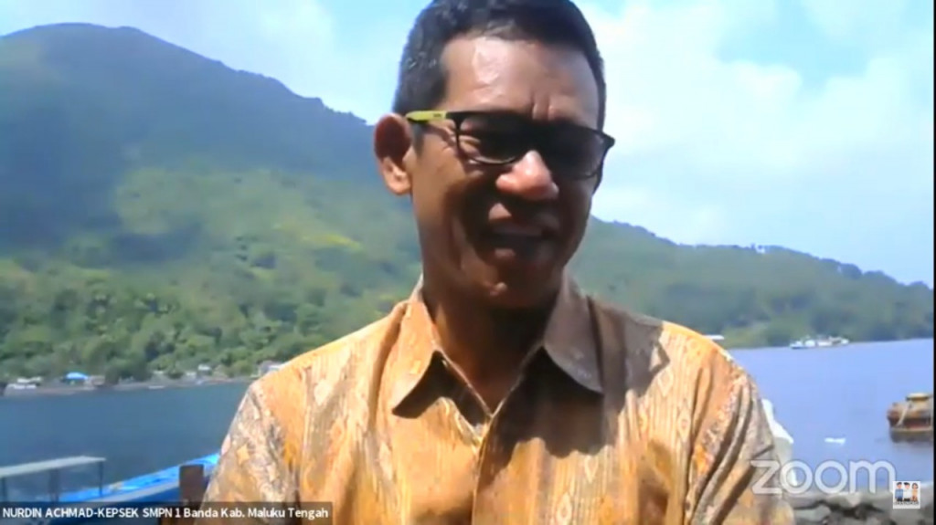 Kepala Sekolah SMP N 1 Banda kabupaten Maluku tengah, Nurdin Achmad. Zoom.
