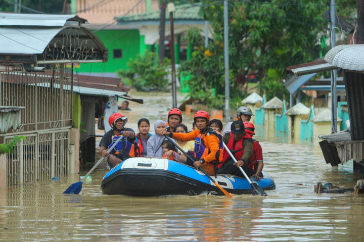 Potret Proses Evakuasi Korban Banjir Deliserdang
