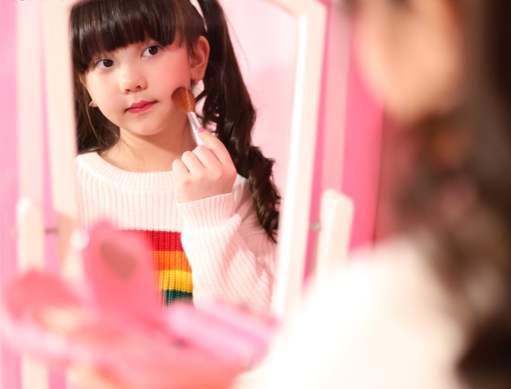 Selain itu, merangsang perkembangan motorik si Kecil juga bsia dilakukan dengan belajar mengenal berbagai warna dengan bermain kutek bersama si Kecil. (Foto: Amara)