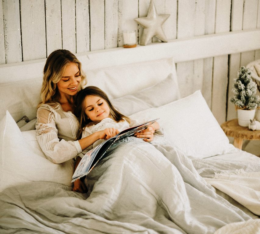 Sekarang ini sebagian besar orang tua merasa kehabisan waktu untuk membacakan anak-anak mereka sebuah dongeng. (Foto: Pexels)
