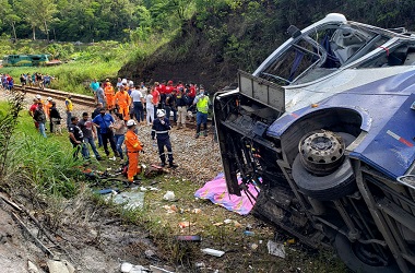 Bus Terjun Bebas dari Jembatan Brasil, 16 Orang Tewas