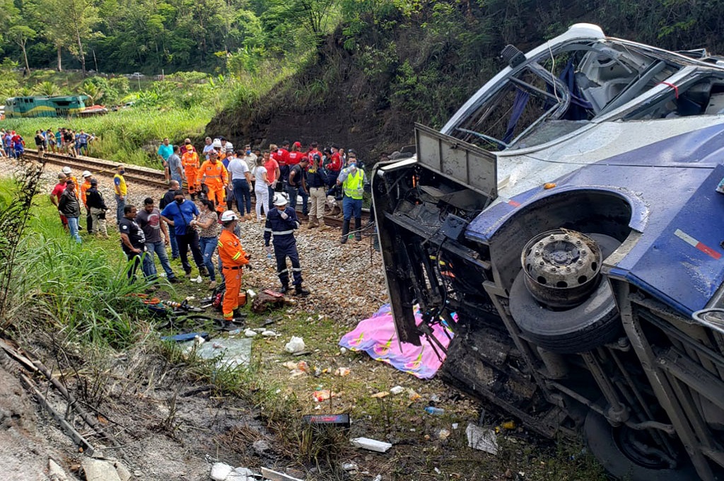 Petugas berada di lokasi jatuhnya sebuah bus dari jembatan di Minas Gerais, Brasil pada Jumat, 4 Desember 2020. (AFP/Minas Gerais Fire Department)