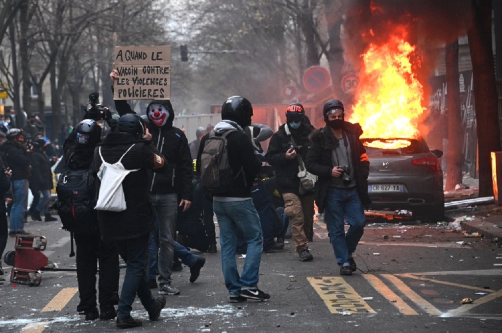 Situasi seputar aksi unjuk rasa menentang RUU Keamanan Polisi di Paris, Prancis. (Anne-Christine Poujoulat/AFP)