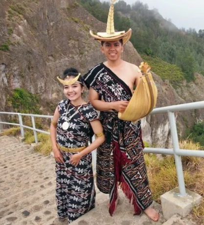 Baju adat suku Rote, NTT. (Foto: Dok. Infobudaya.net)