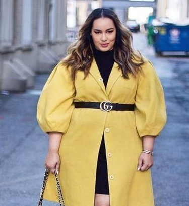 Sayangnya, wanita bertubuh curvy (plus) seringkali kebingungan memilih jaket atau coats yang cocok dengan ukuran tubuhnya. (Foto: Dok. Fustany.com)