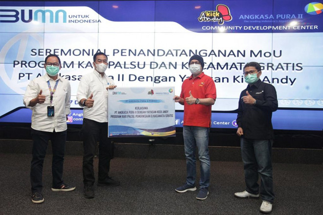 Penyerahan bantuan Rp1,2 M dari PT Angkasa Pura (AP) II kepada Yayasan Kick Andy untuk disalurkan kepada difabel dan penderita gangguan penglihatan. Foto: Medcom.id/Cindy