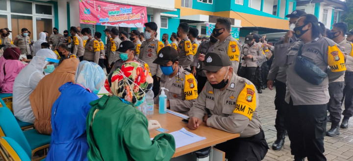 236 Polisi Penjaga TPS di Tangsel Jalani <i>Rapid Test</i>