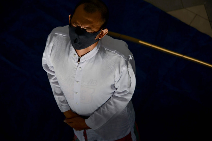 Potret 6 Orang Dihukum Cambuk karena Judi hingga Pelecehan Seksual