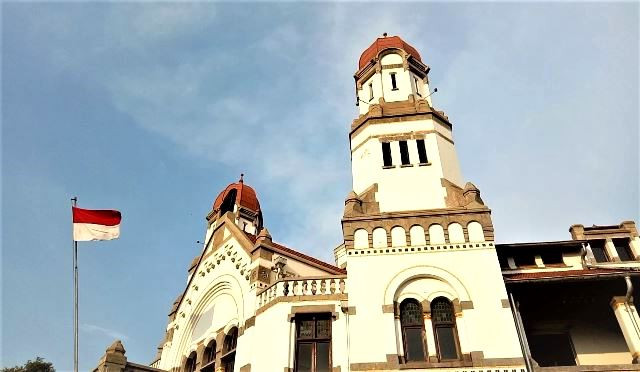 Bangunan Lawang Sewu merupakan bangunan ikonik yang menjadi museum dan ruang pameran mengenai kereta api Indonesia, berada di dekat Bundaran Tugu Muda, Jalan Pemuda No. 16, Semarang Kota, Jawa Tengah. (Foto: Arthurio Oktavianus)