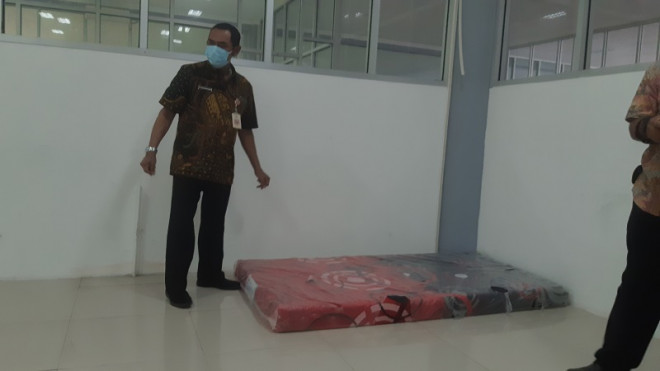 Wali Kota Solo FX Hadi Rudyatmo mengecek kesiapan Solo Techno Park sebagai lokasi rumah karantina bagi pemudik libur akhir tahun. (Foto: Medcom.id/Triawati)