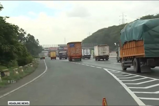 Suasana lokasi penyerangan anggota polisi oleh pengikut Rizieq Shihab di Tol Jakarta-Cikampek KM 50. 
