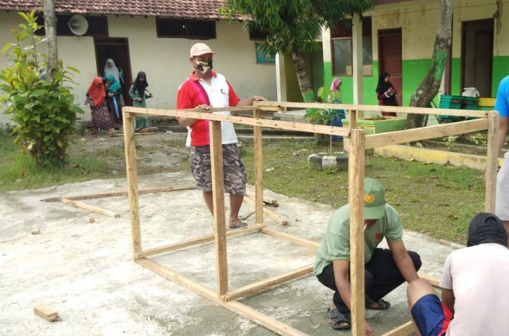 Antisipasi Kerumunan, TPS Pilkada Demak Didirikan di Halaman Sekolah