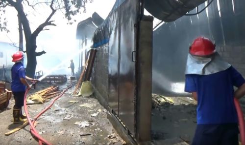 Usai Hujan, Gudang Mebel di Pasuruan Terbakar