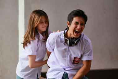 Zara Adhisty Tampil Romantis Bersama Junior Roberts