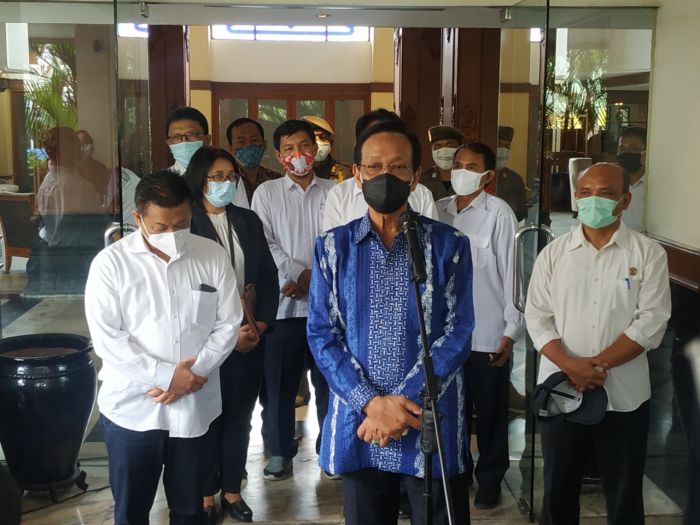 <i>Yang Menang Jangan Sombong, Yang Kalah Jangan Iri</i>