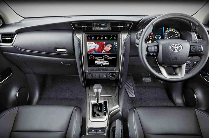 Pajero Sport & Fortuner Kini Bisa Pasang Head Unit Model Tesla