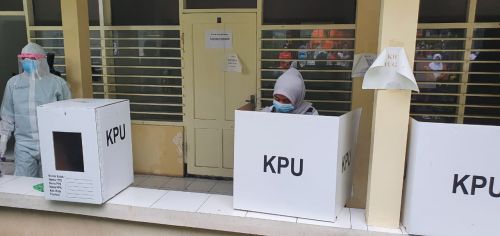 Puluhan Pasien Covid-19 di RS Lapangan Antusias <i>Nyoblos</i>