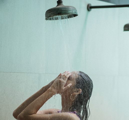 Aman Enggak Sih Pakai Lensa Kontak Saat Mandi?