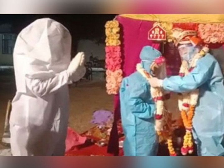 Positif Covid-19, Pengantin di India Menikah Pakai APD