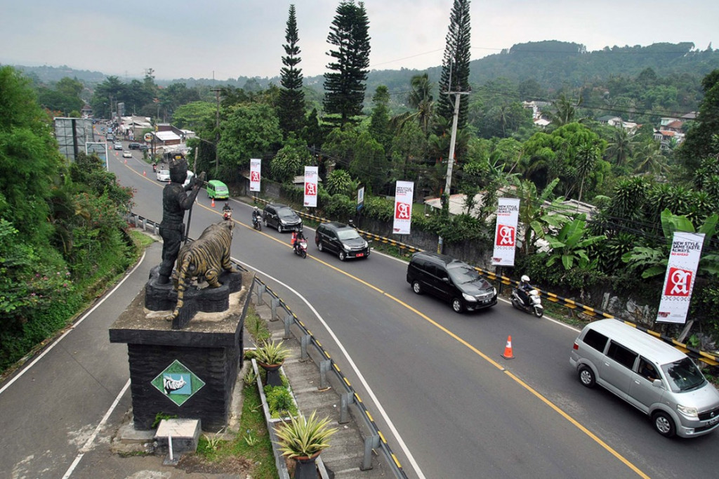 Kondisi jalanan di area Puncak Bogor. Antara Foto/Arif Firmansyah