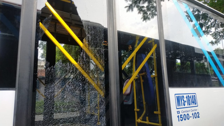 Bus TransJakarta Dilempari Batu di Halte SMK 57 Jakarta
