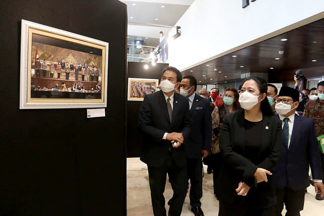 Ketua DPR Puan Maharani (kedua kanan) didampingi para Wakil Ketua antara lain Rachmat Gobel (kanan), Aziz Syamsuddin (kedua kiri) dan Muhaimin Iskandar membuka pameran foto Wartawan Foto Parlemen (WFP) ke-IX di Gedung Nusantara II DPR, Kompleks Parlemen S