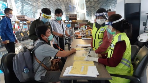 Ilustrasi pemeriksaan rapid test di bandara - - Foto: Medcom/ Hendrik