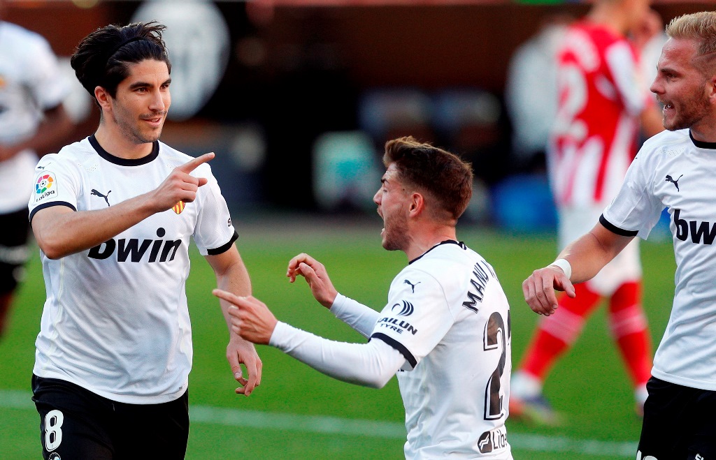 Gelandang Valencia, Carlos Soler, membobol gawang Athletic Bilbao (twitter: @LaLiga)