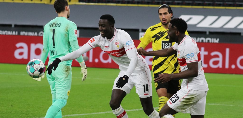 Penyerang VfB Stuttgart, Silas Wamangituka, mengekspresikan kegembiraannya usai membobol gawang Borussia Dortmund (twitter: @VfB)