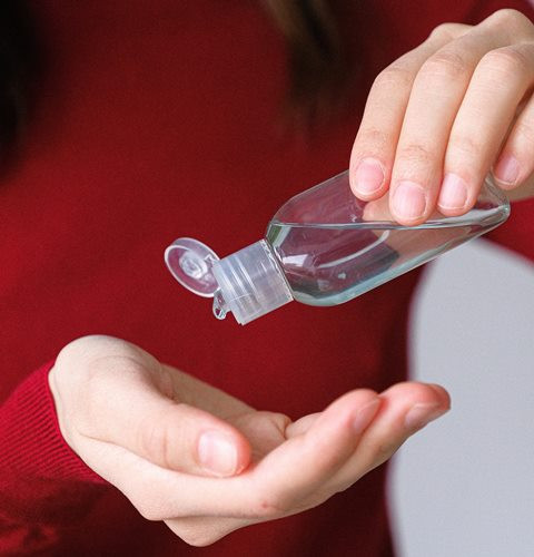 Meletakkan hand sanitizer lama di dalam mobil bisa berpengaruh pada efektivitasnya. (Foto: Pexels.com)