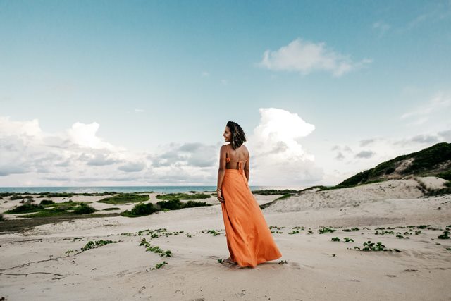 Berikut ini adalah pakaian yang cocok dipakai untuk ke beach wedding. (Foto: Ilustrasi/Unsplash.com)