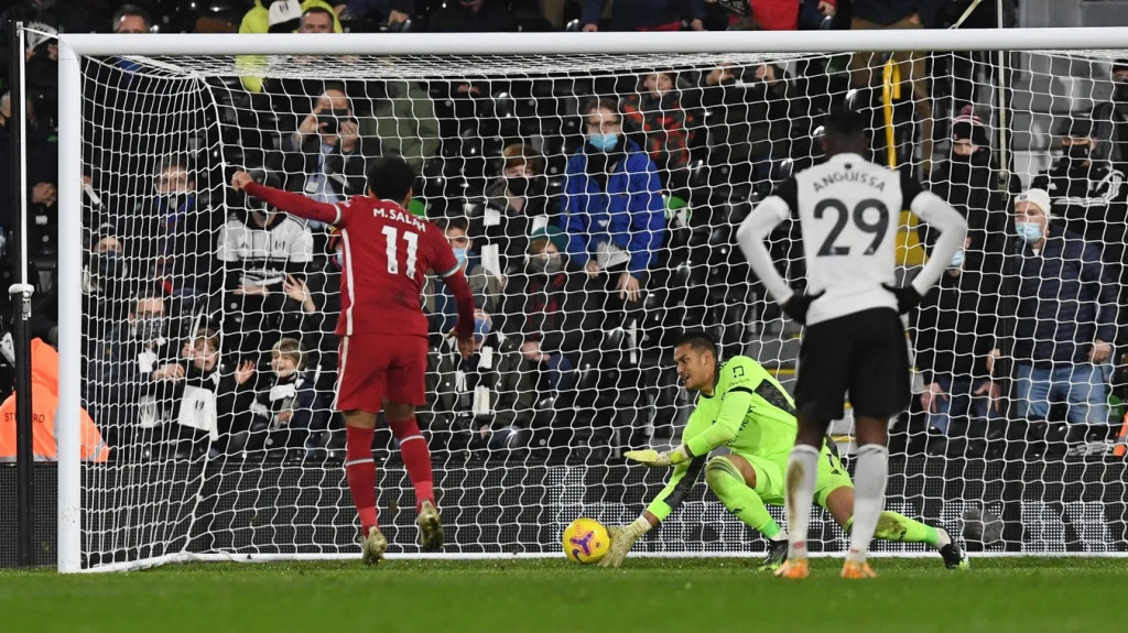 Penyerang Liverpool, Mohamed Salah, mencetak penalti ke gawang Fulham (premierleague.com)