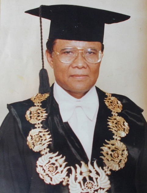 Almarhum rektor ke-7 Unpad, Yuyun Wirasasmita. Foto: Dok. Unpad