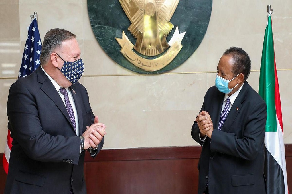 Menlu AS Mike Pompeo (kiri) dan PM Sudan Abdalla Hamdok. (AFP)