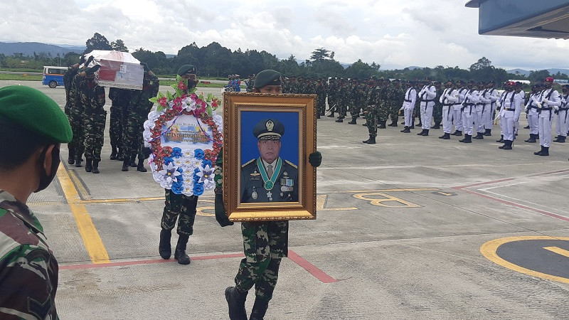 Jenazah almarhum Wakil Kepala Staff Angkatan Darat Letjen TNI Herman Asaribab saat tiba di Bandara Sentani, Kabupaten Jayapura. (Foto: Medcom.id/Roylinus Ratumakin)