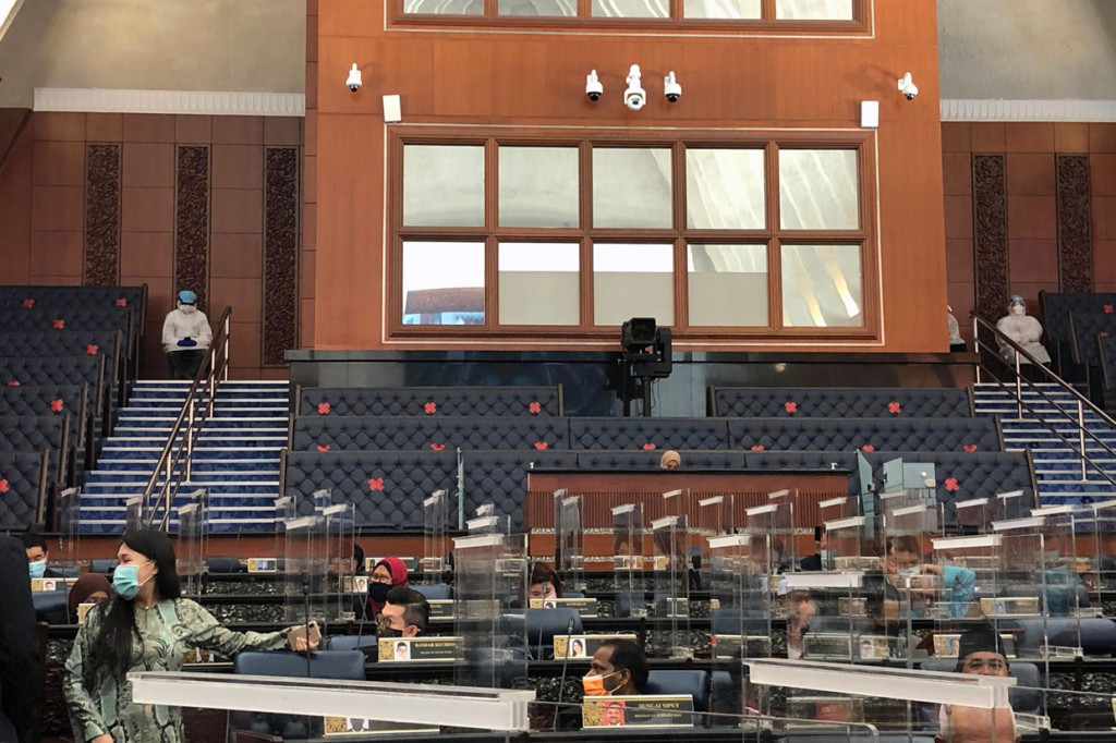 Menteri Malaysia Pakai APD Ikut Rapat Parlemen, Oposisi <i>Walk Out</i>