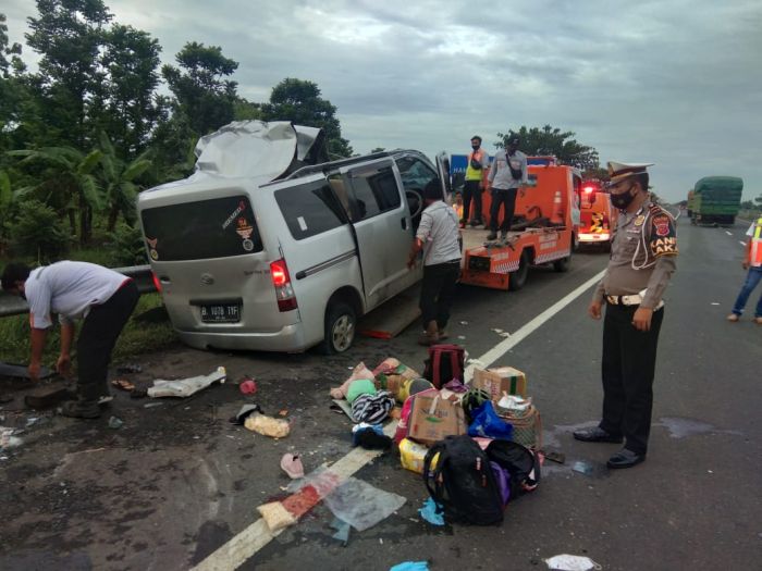 Minibus Tabrak Truk di Tol Cipali, 4 Orang Tewas