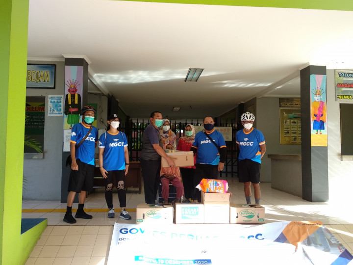 Gowes Perdana, MGCC Kunjungi Panti Sosial di Kedoya