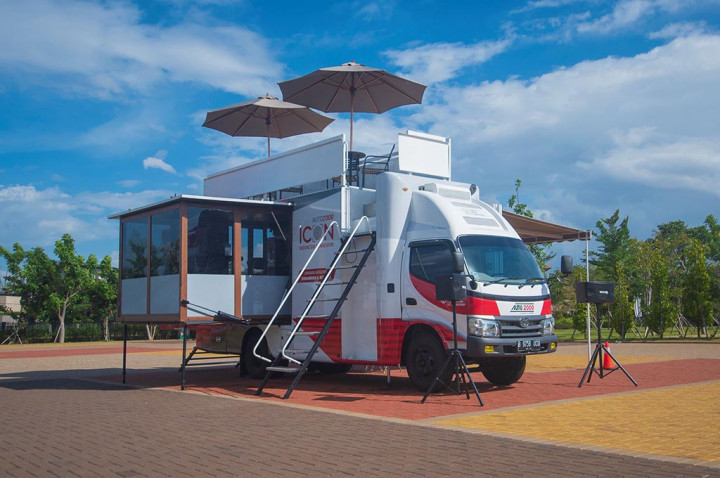 Unik, Ada Dealer Berjalan di Atas Truk