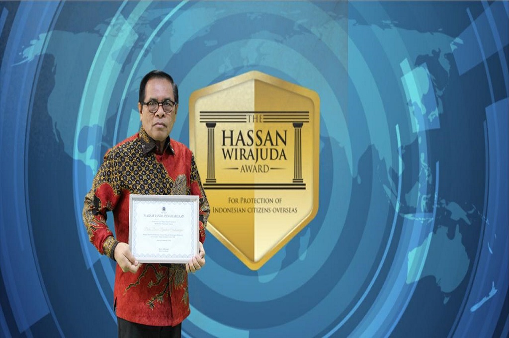 Dubes RI untuk Tiongkok dan Mongolia, Djauhari Oratmangun, menerima Hassan Wirajuda Perlindungan Award 2020. (Kemenlu RI/KBRI Beijing)