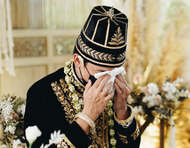 Adipati Dolken Menangis Usai Nikahi Canti Tachril