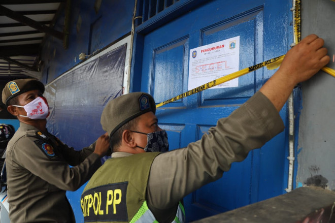 Satpol PP menyegel kafe ilegal di Cilincing, Jakarta Utara. Medcom.id/Yurike Budiman