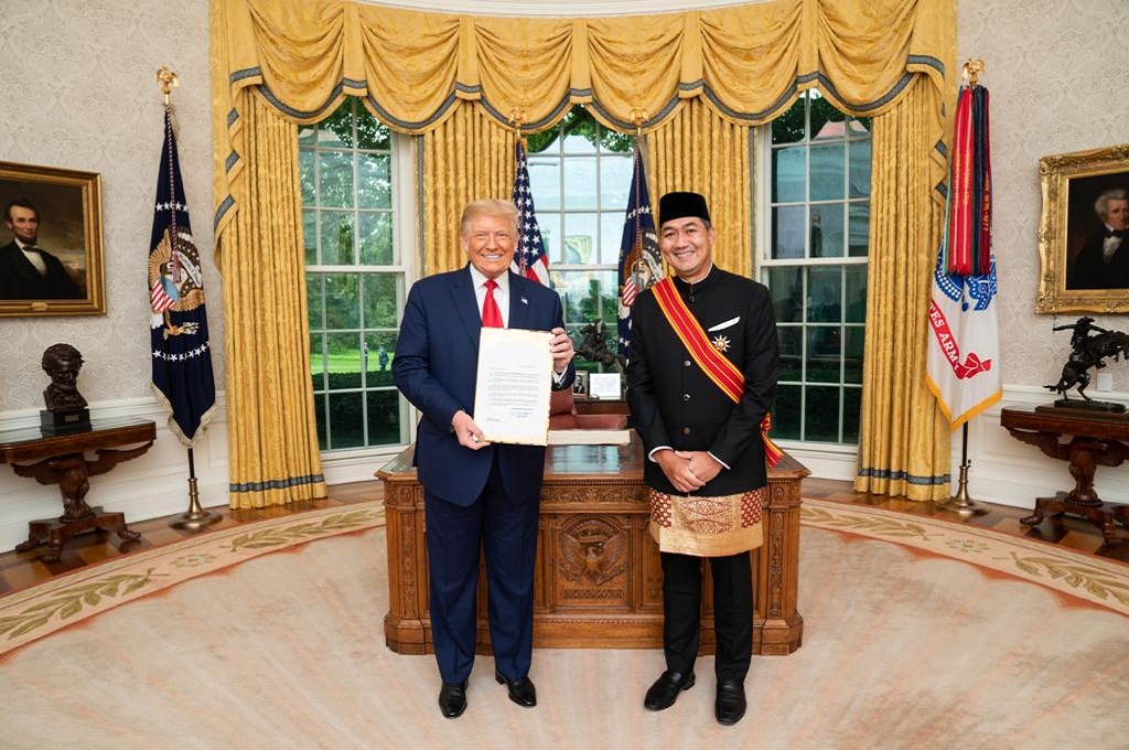 Menteri Perdagangan M.Lutfi saat memberikan surat kepercayaan sebagai Dubes RI untuk AS kepada Presiden Donald Trump. Foto: Dok.KBRI Washington