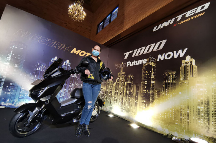 United T1800 Menyelinap Hening di Jalan