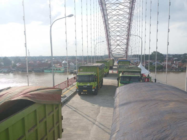 Uji Beban, 24 Truk Parkir di Jembatan Musi VI Palembang