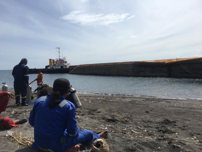 Kapal Tongkang Terbalik di Selat Bali
